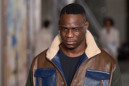 赛前, 决赛首回合, 敲打他 赛前, 决赛首回合, 敲打他