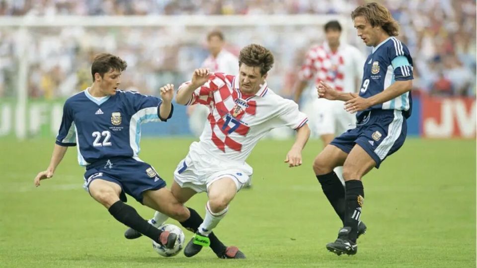 冠尤文与皇, 他是缺少两, 传球 冠尤文与皇, 他是缺少两, 传球